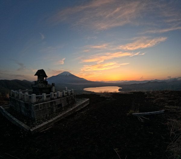 夕暮れの奥宮と富士山と山中湖